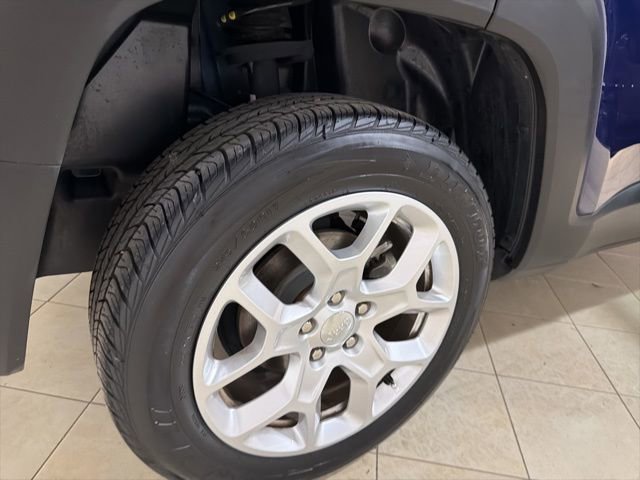 Used 2017 Jeep Renegade Latitude AWD/4WD image 27