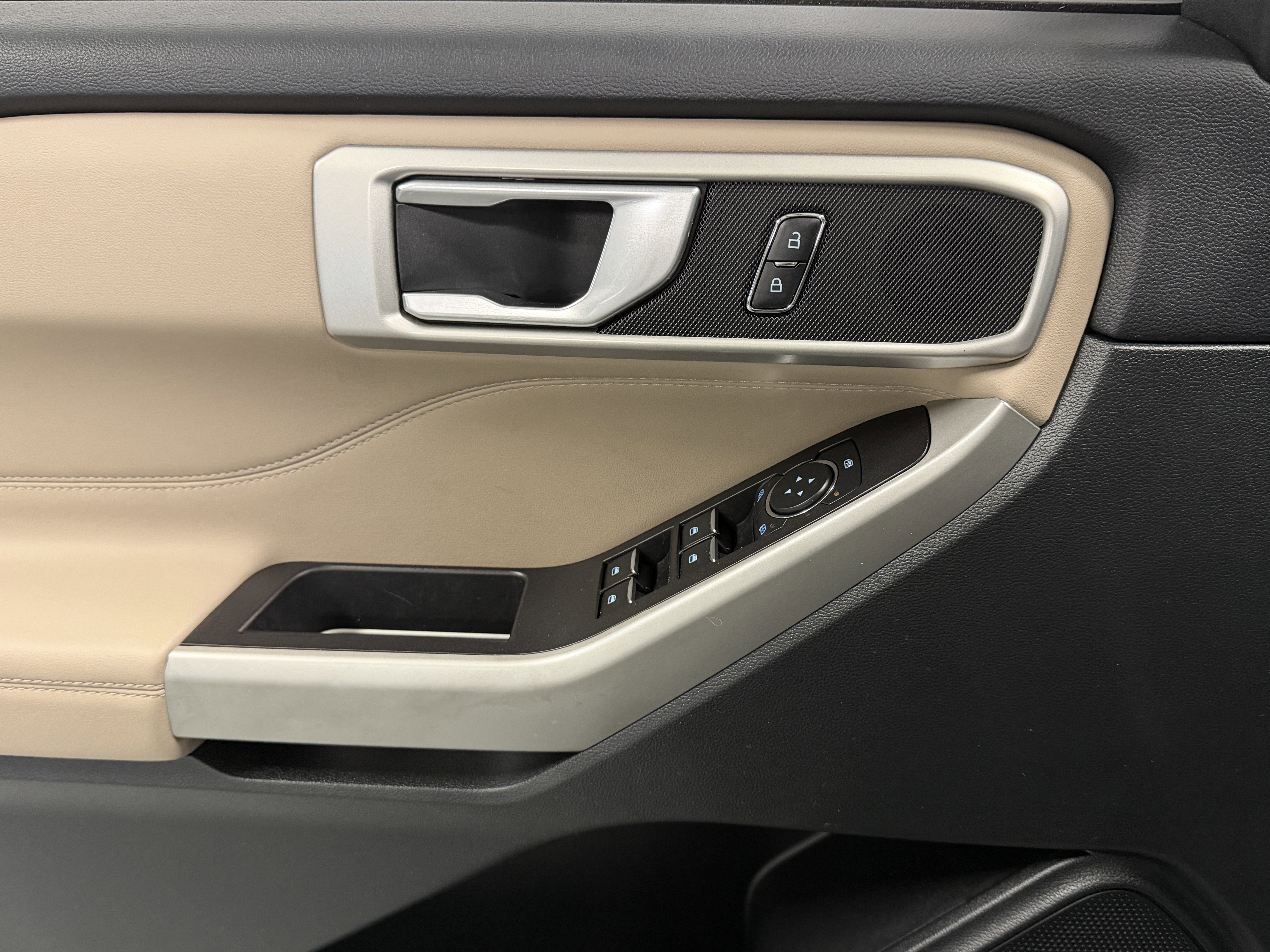 Used 2023 Ford Explorer XLT w/ Equipment Group 202A image 21