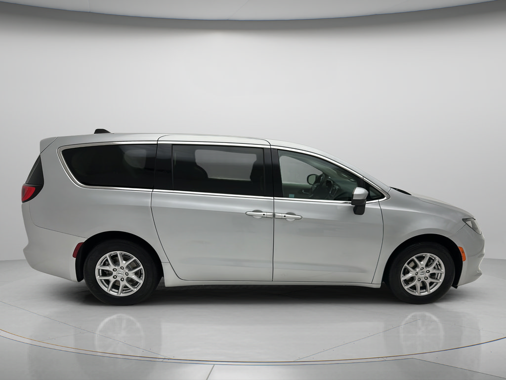 Used 2022 Chrysler Voyager LX FWD image 6