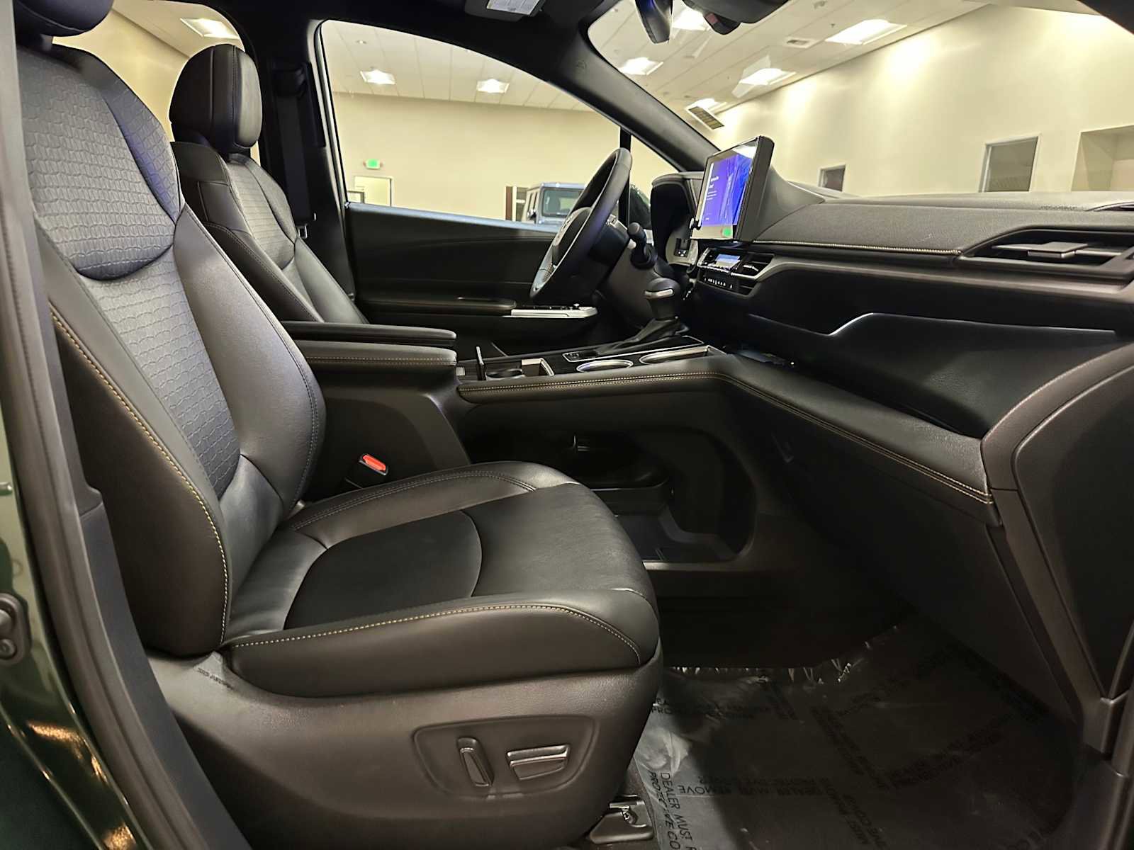 Certified 2025 Toyota Sienna XLE Woodland Edition image 28