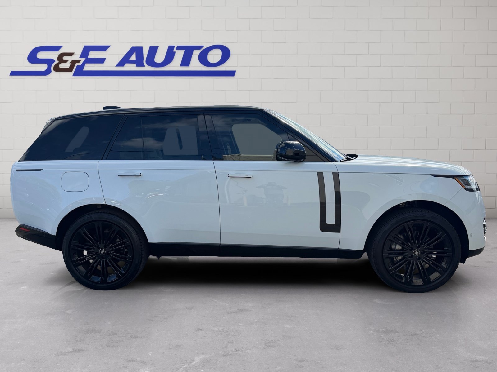 Used 2025 Land Rover Range Rover SE AWD/4WD image 5