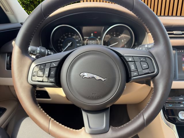 Used 2017 Jaguar XF Premium AWD/4WD image 20