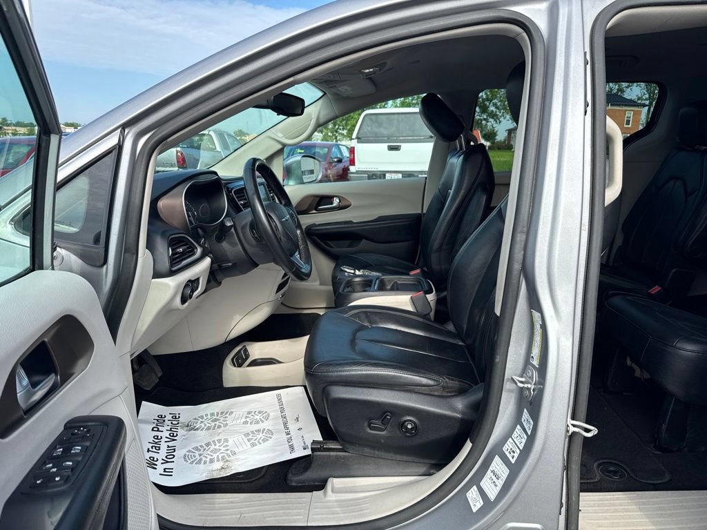 Used 2018 Chrysler Pacifica Touring-L FWD image 29
