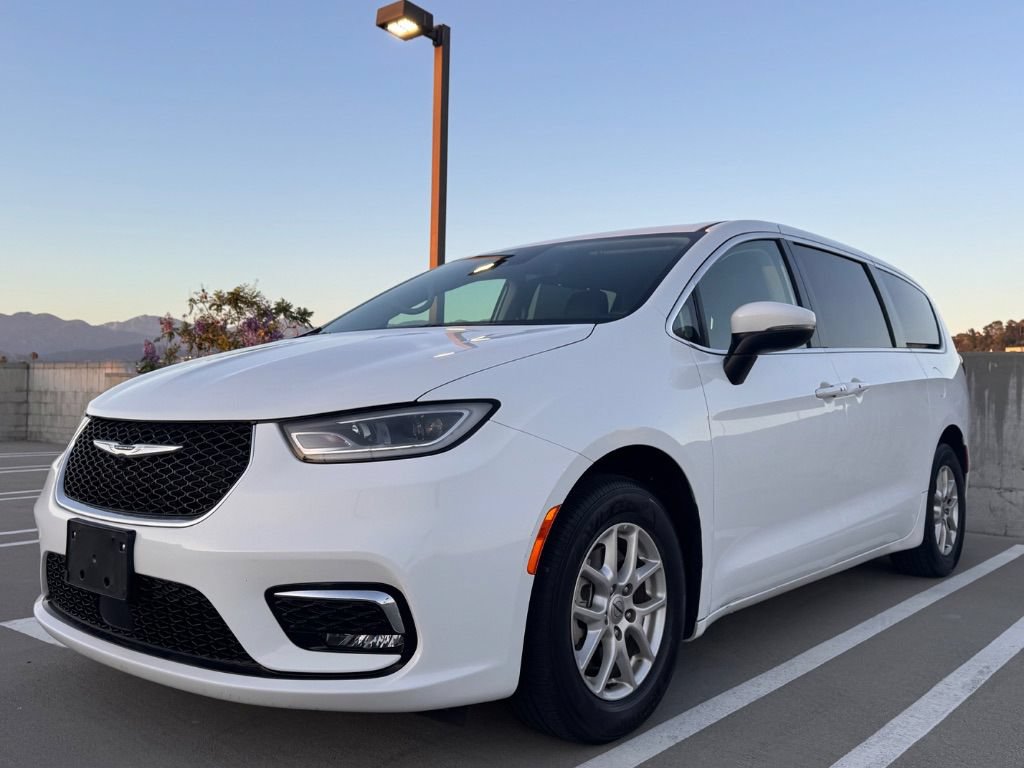 Used 2024 Chrysler Pacifica Touring-L