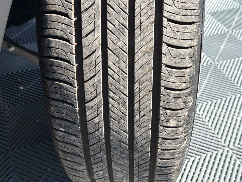 Used 2025 Ford Explorer Active image 25