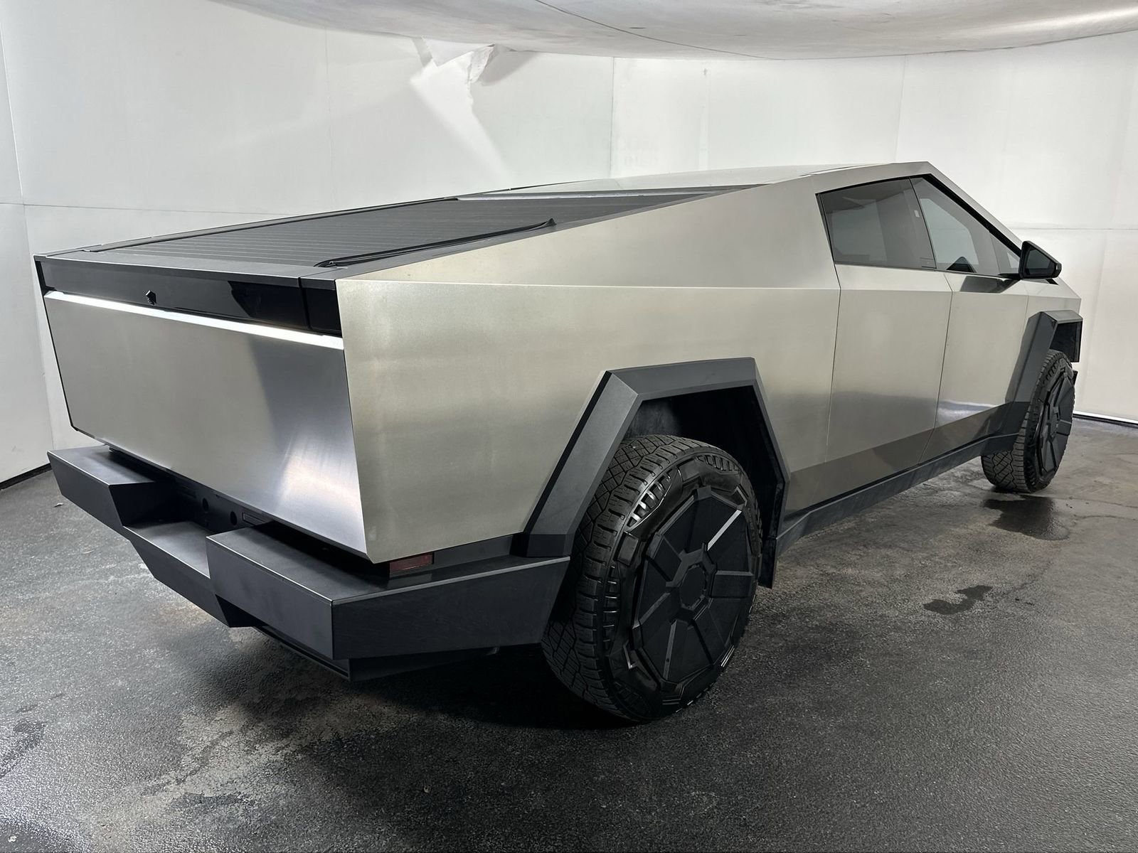 Used 2024 Tesla Cybertruck AWD Crew Cab image 11