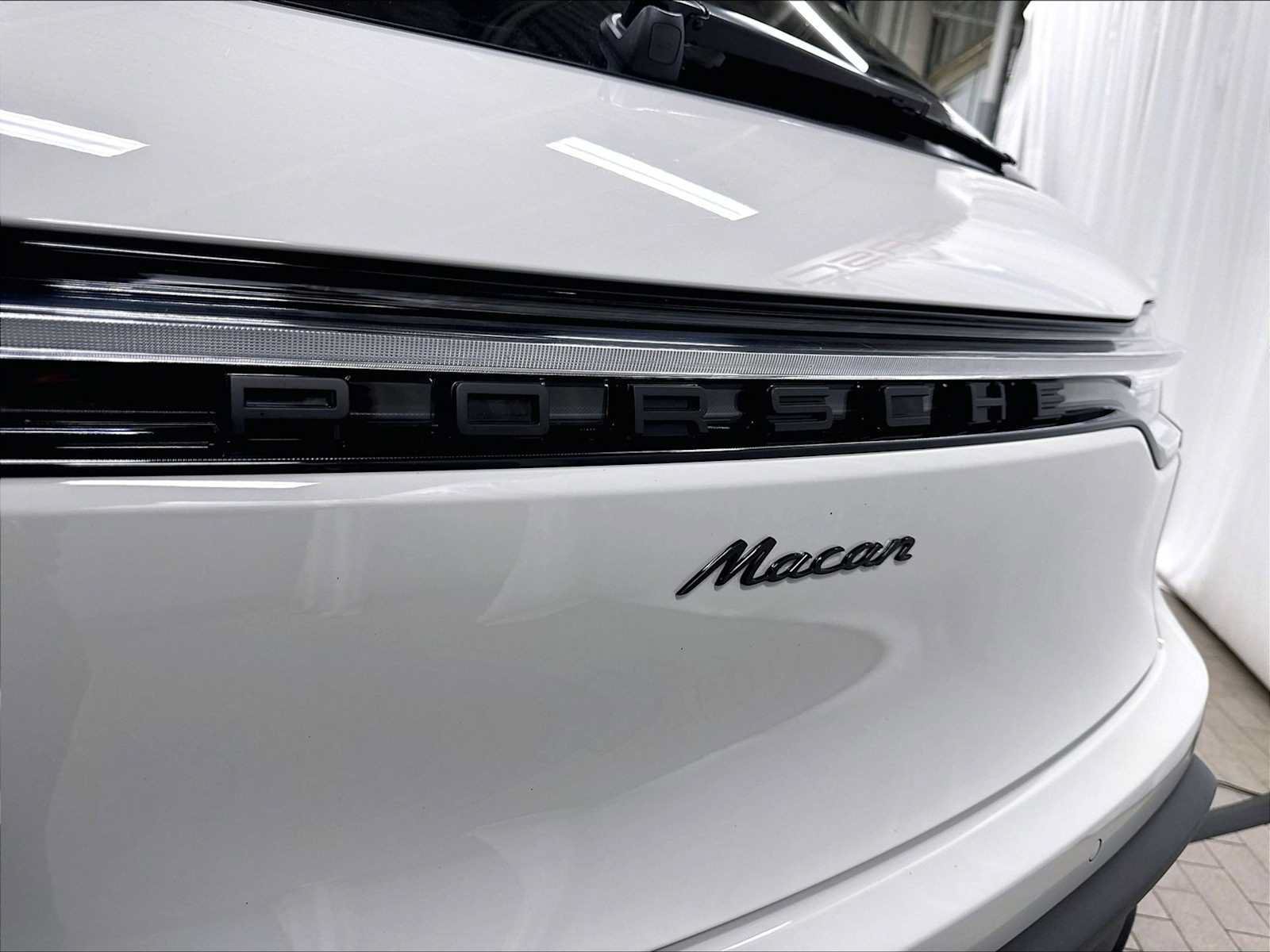 Used 2025 Porsche Macan AWD/4WD image 33