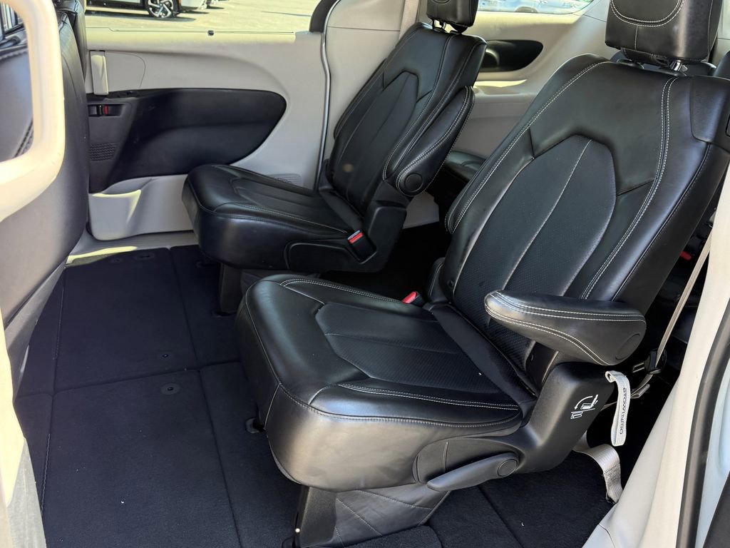 Used 2024 Chrysler Pacifica Touring-L image 15