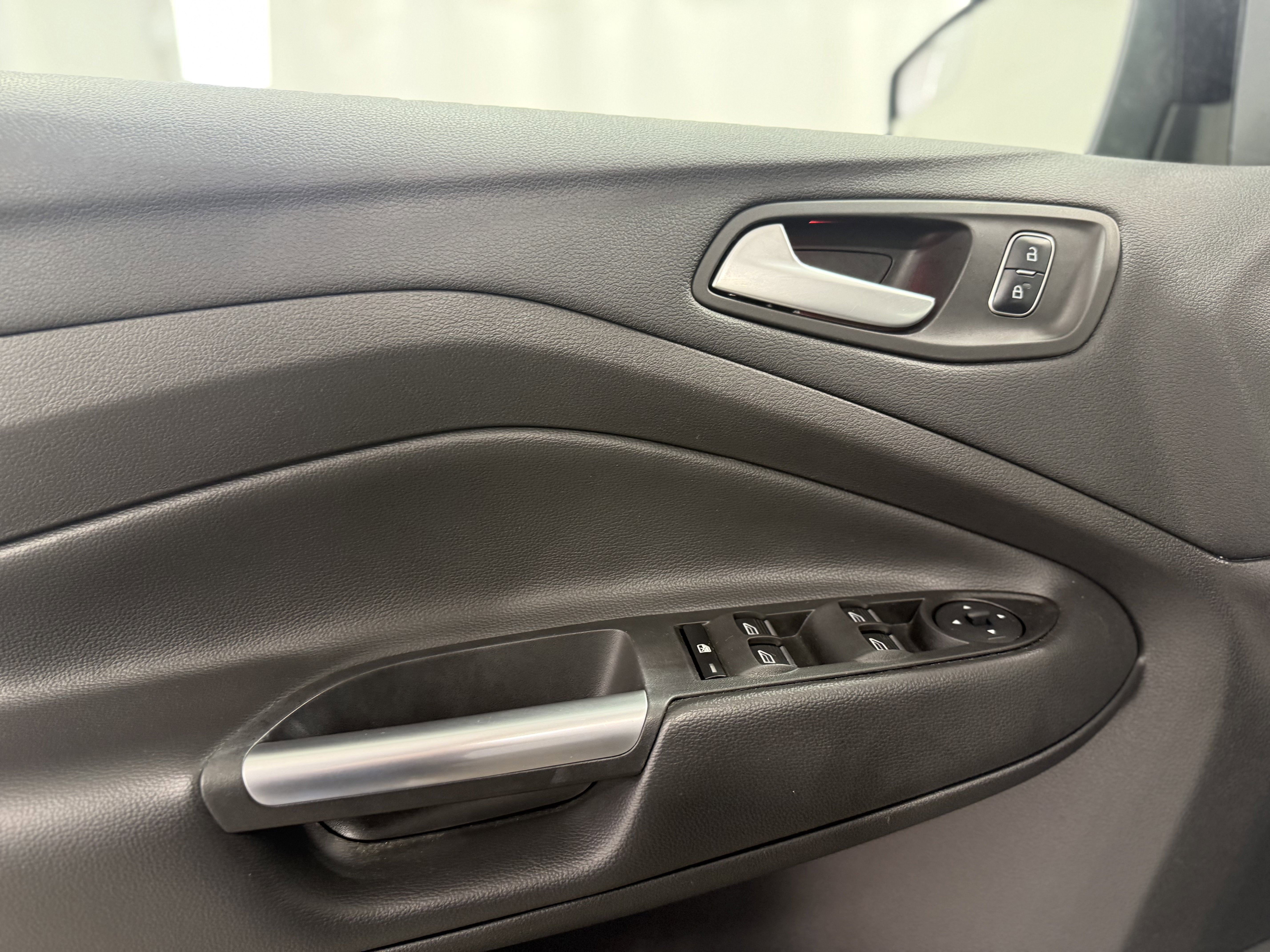 Used 2017 Ford C-MAX Energi Titanium image 13