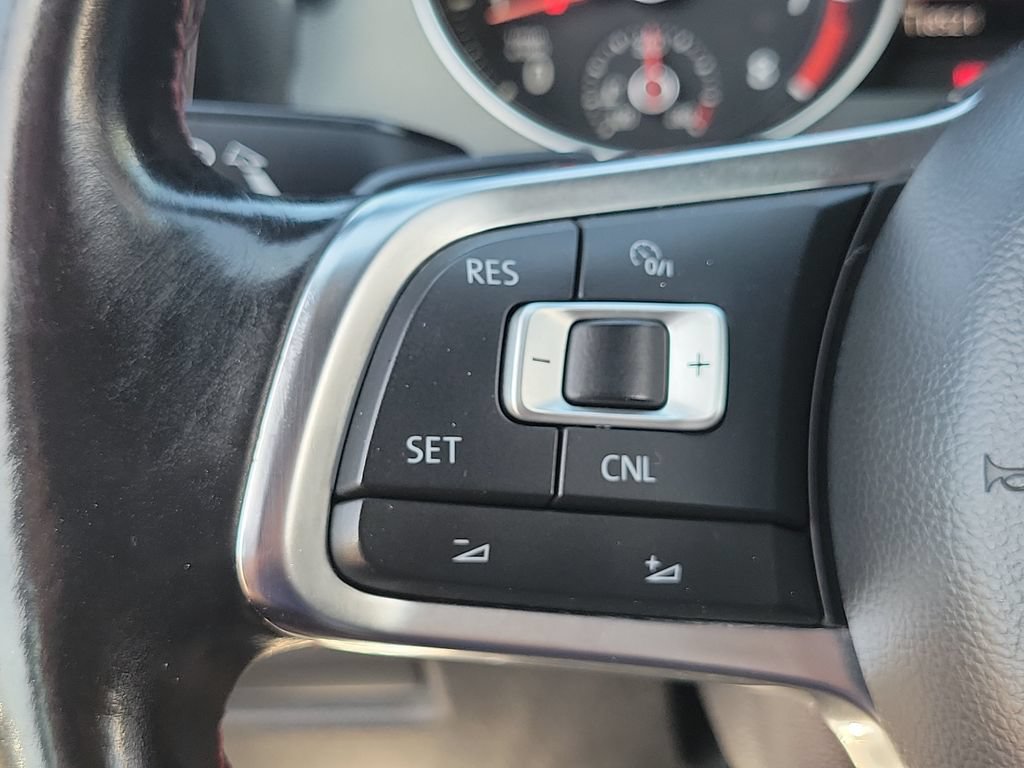 Used 2015 Volkswagen Golf 4-Door FWD image 5
