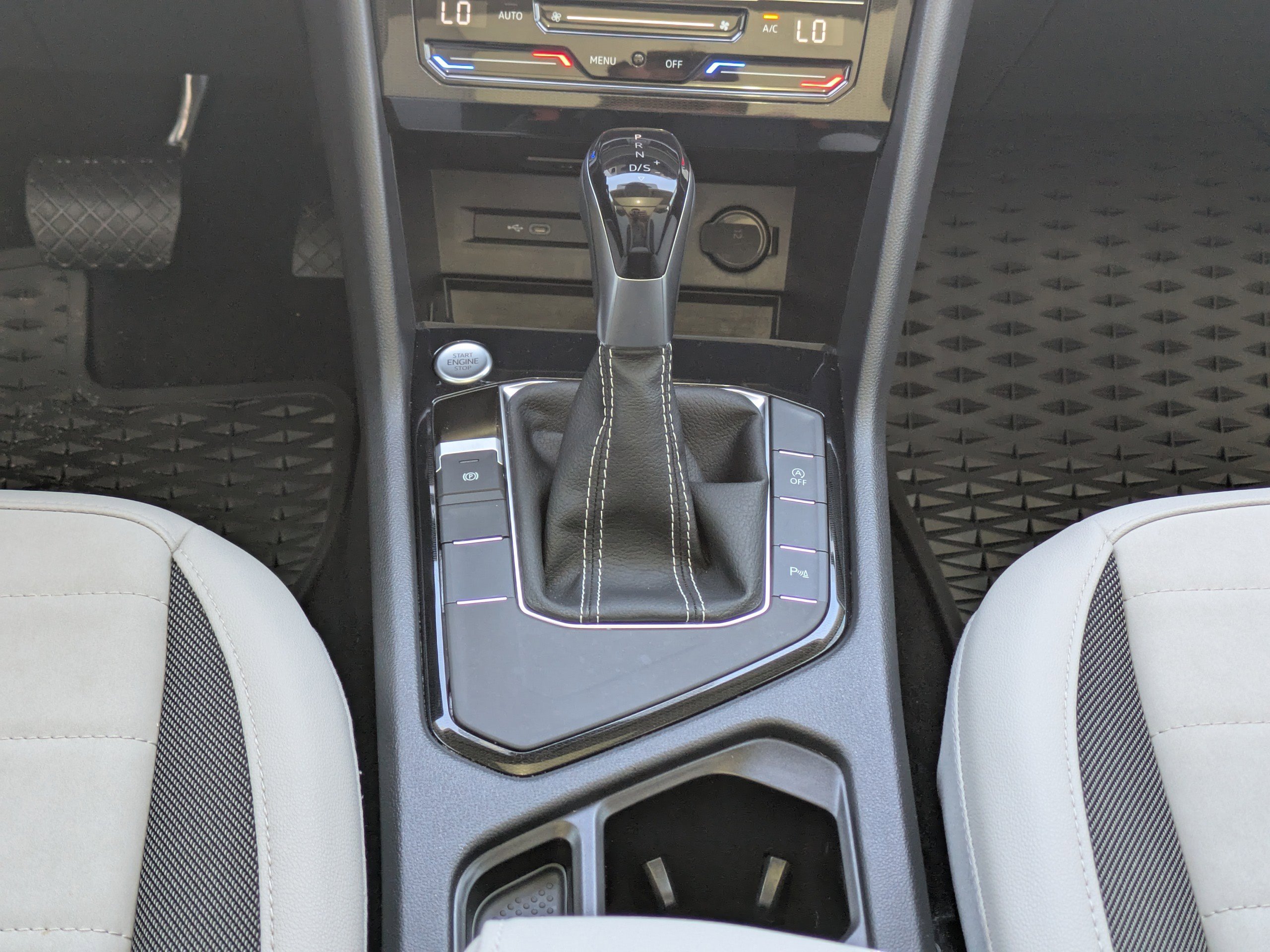 Certified 2025 Volkswagen Taos SE image 19