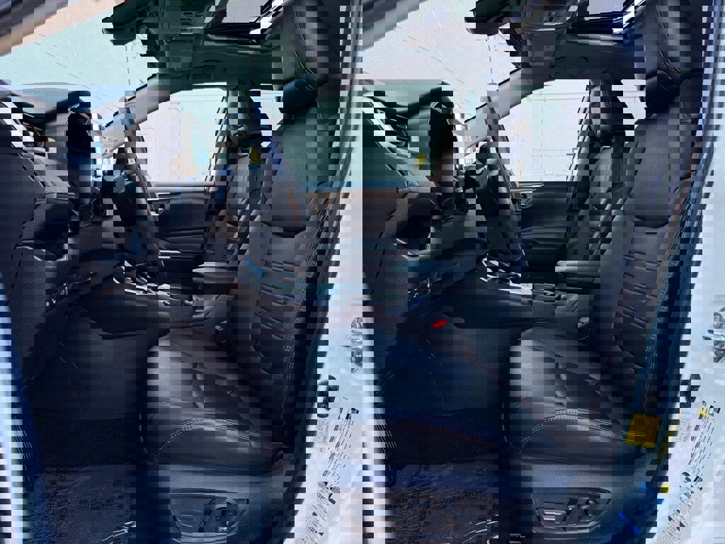 Used 2021 Toyota RAV4 XLE Premium image 17