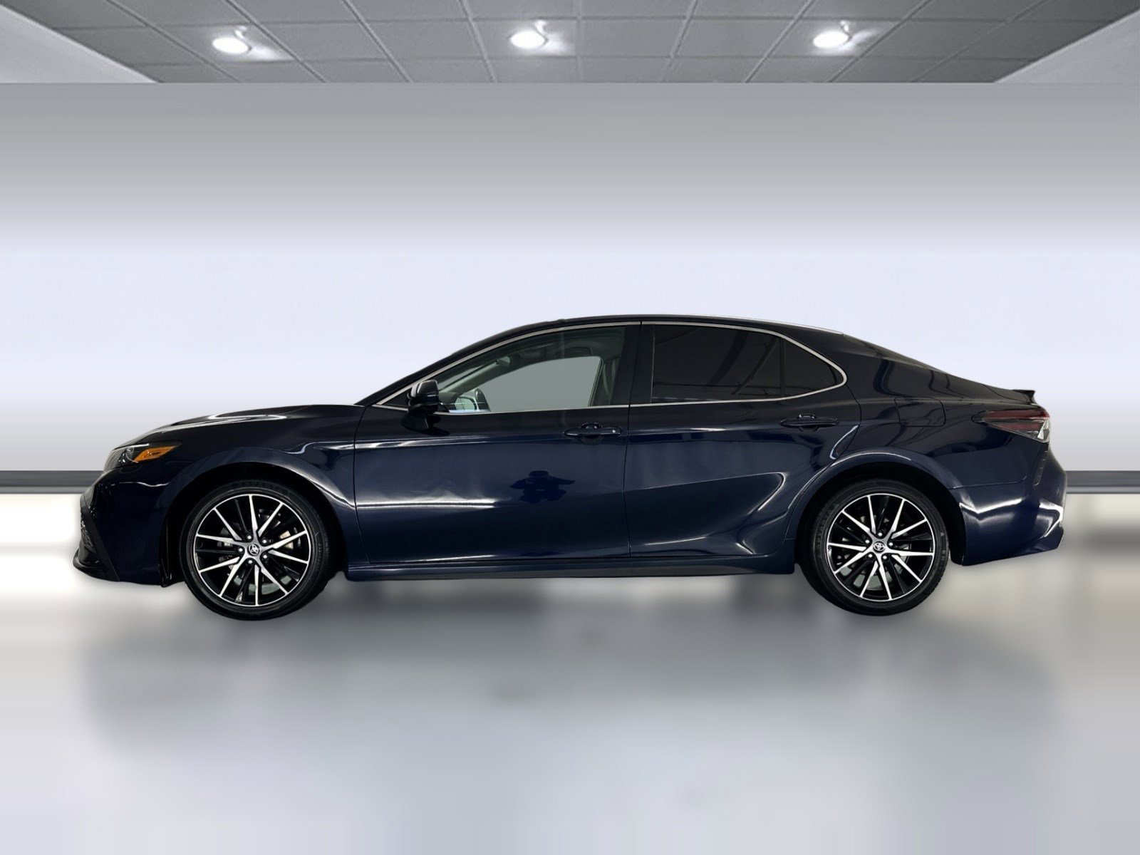 Used 2021 Toyota Camry SE image 2