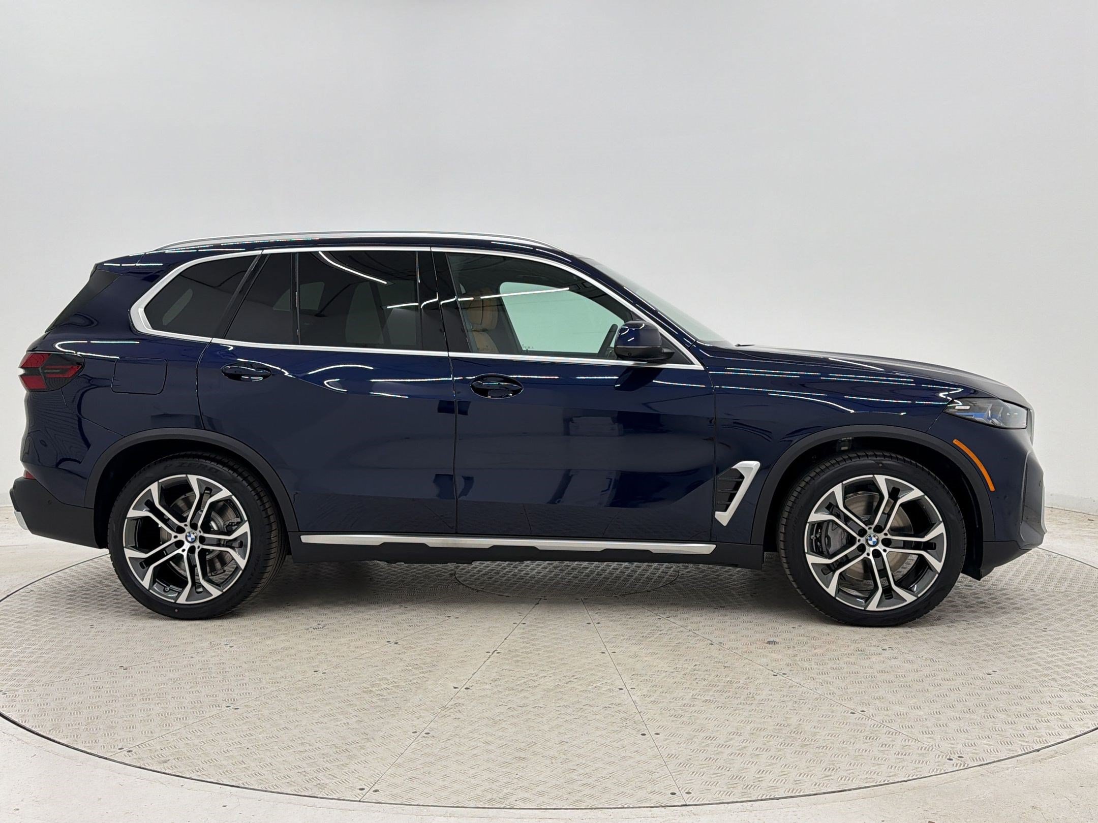 New 2026 BMW X5 xDrive50e w/ Climate Comfort Package AWD/4WD image 7