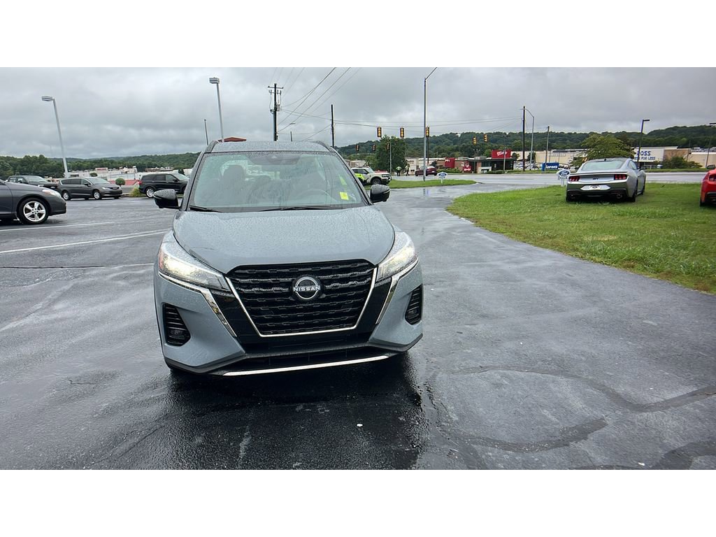 Used 2023 Nissan Kicks SR image 2