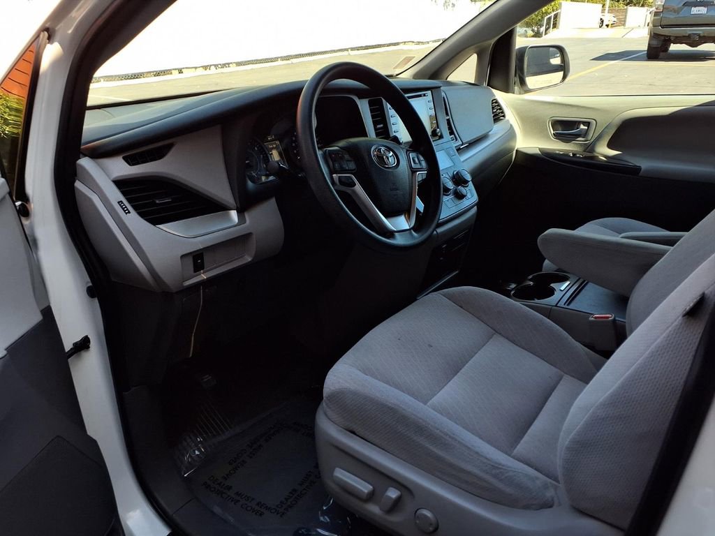 Used 2020 Toyota Sienna LE w/ Carpet Mat Package FWD image 16