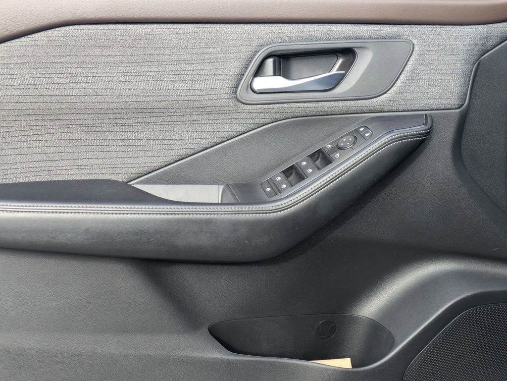 Used 2023 Nissan Rogue SV FWD image 11