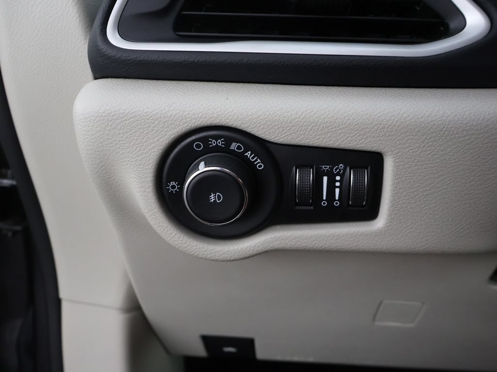 Used 2023 Chrysler Pacifica Touring-L FWD image 36