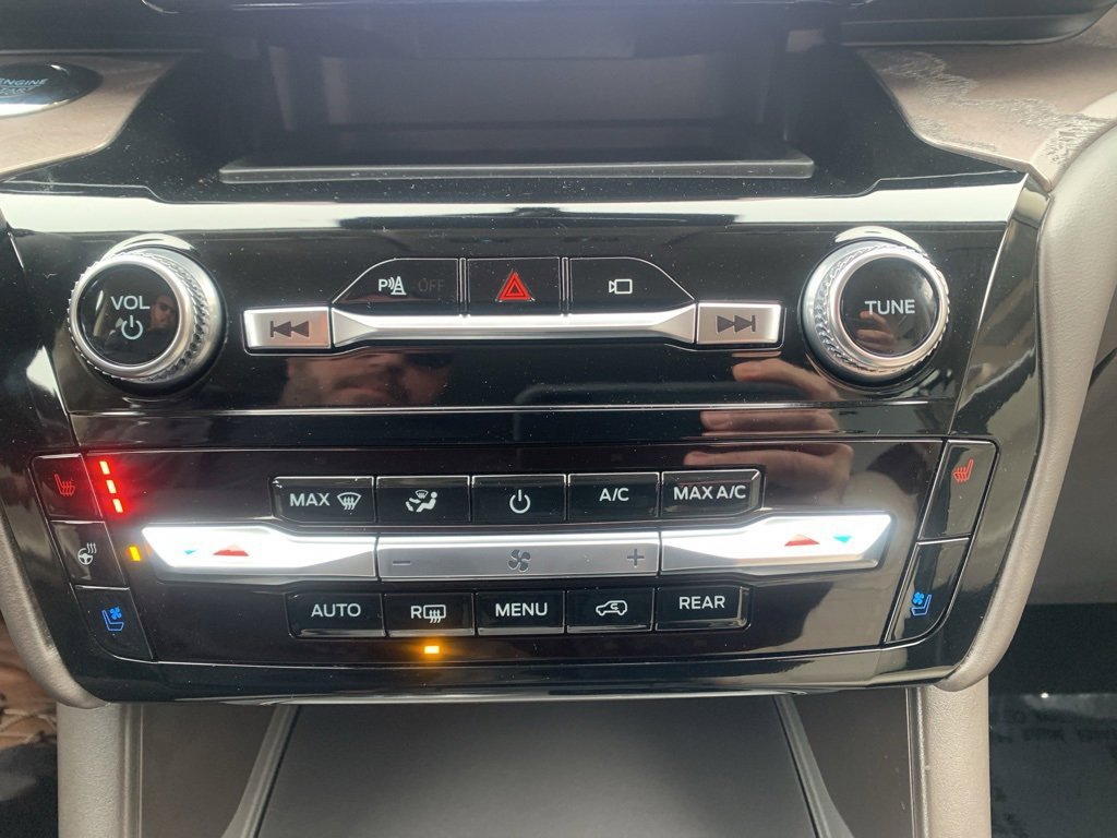 Used 2023 Ford Explorer Platinum w/ Class IV Trailer Tow Package image 25