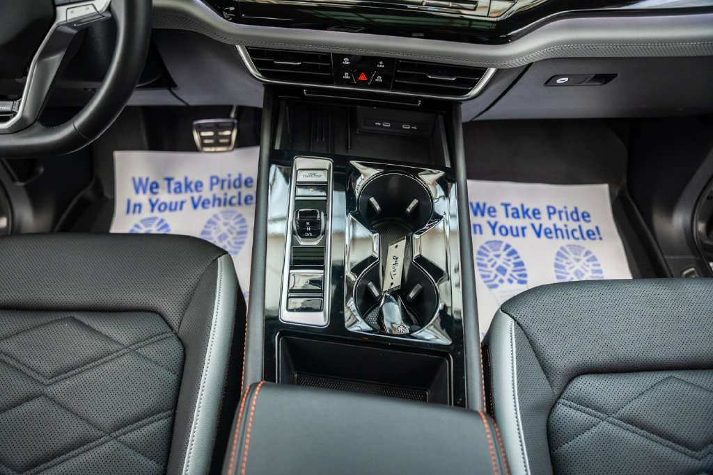 Used 2025 Volkswagen Atlas Peak Edition SE AWD/4WD image 34
