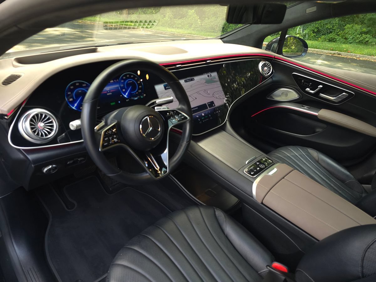 Used 2022 Mercedes-Benz EQS 580 4MATIC Sedan w/ Exclusive Trim Package image 2