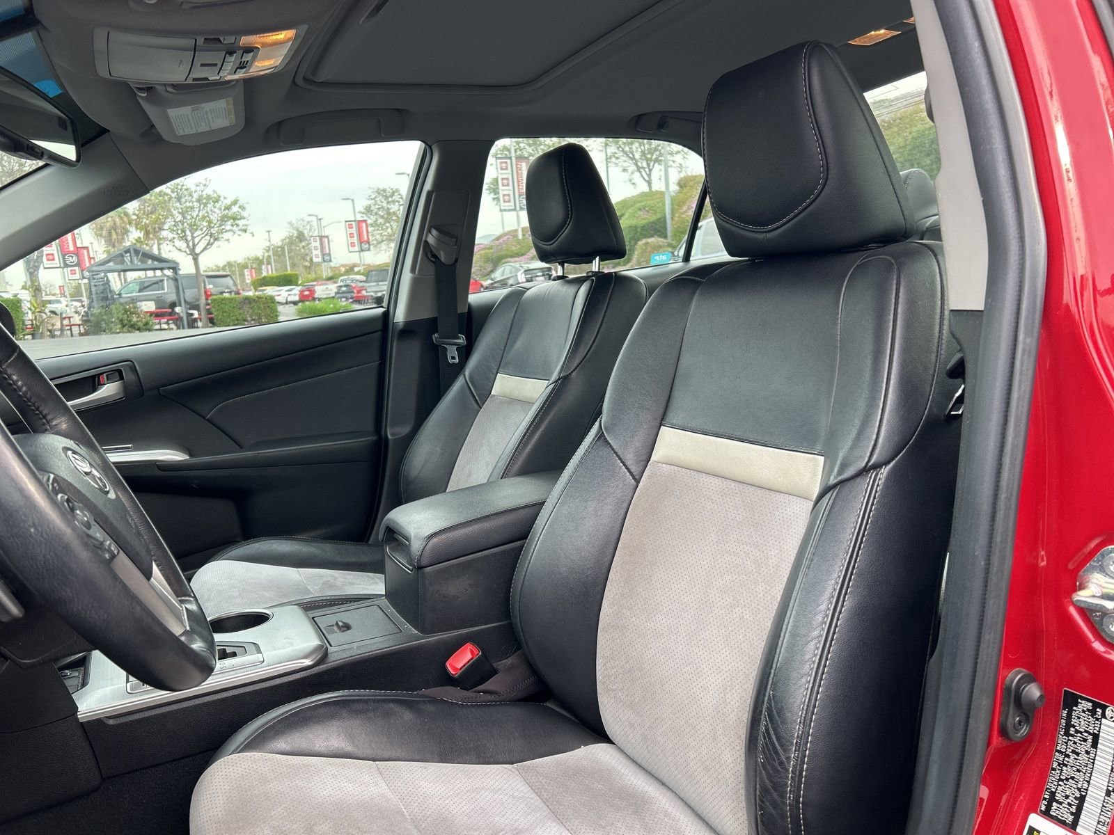 Used 2014 Toyota Camry SE w/ Leather Package image 9