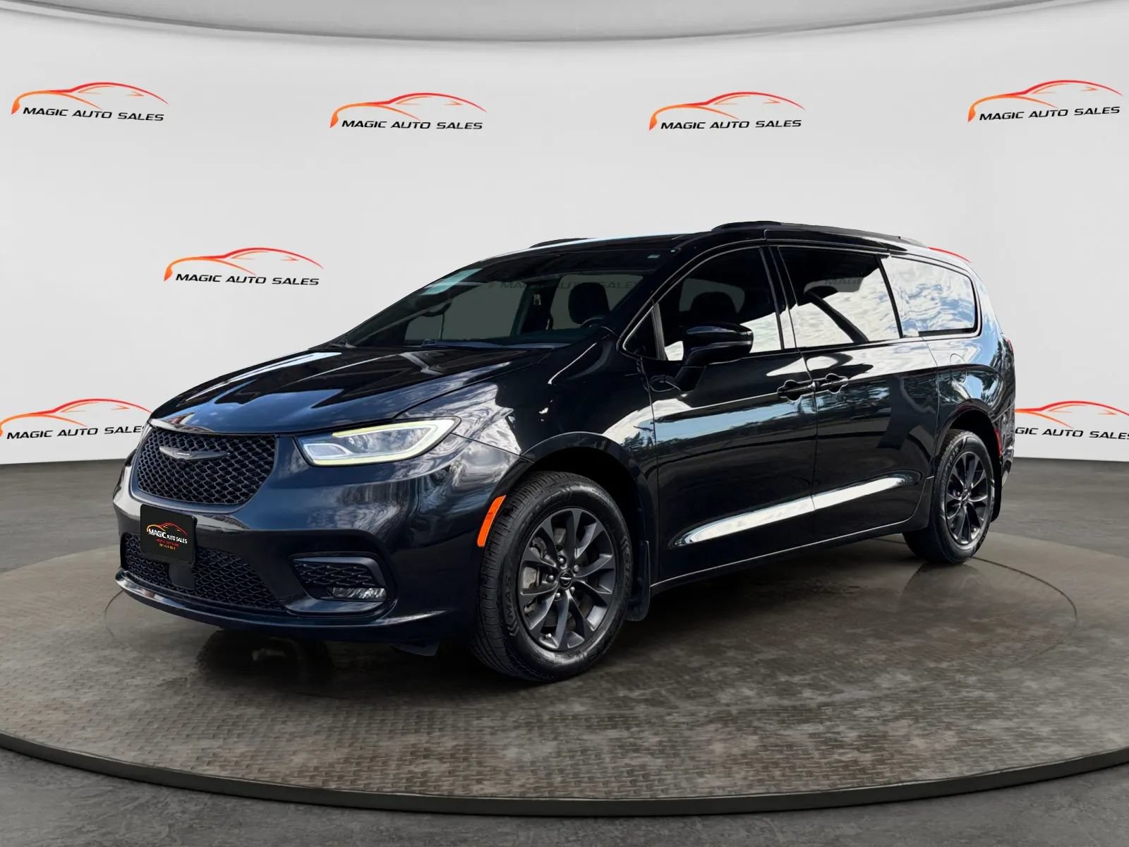 Used 2021 Chrysler Pacifica Touring w/ Cold Weather Group AWD/4WD image 1