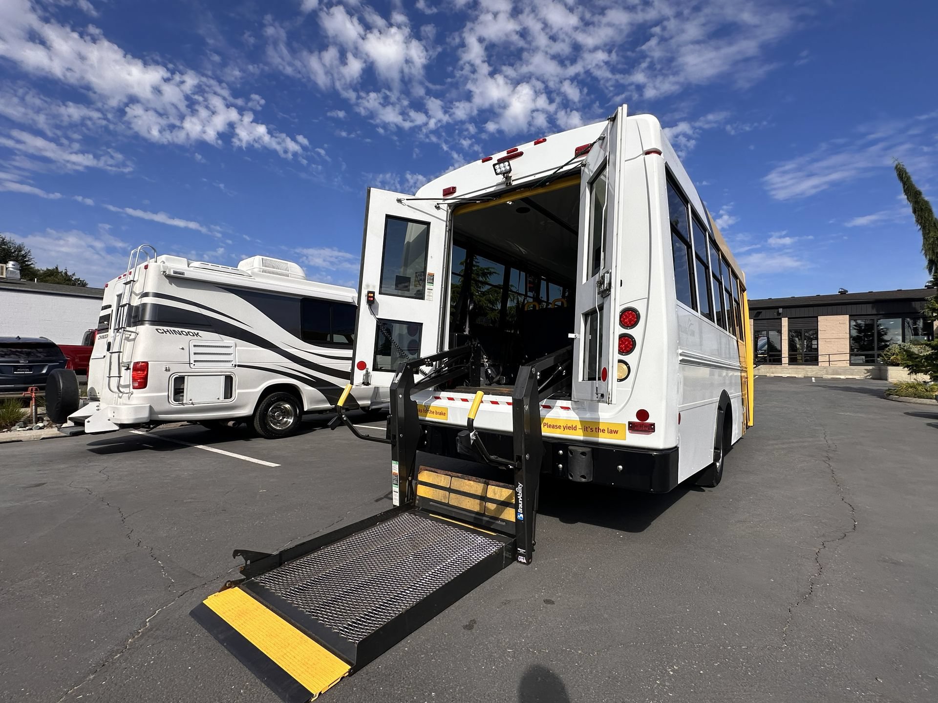 Used 2015 Chevrolet Express 4500 RWD image 22