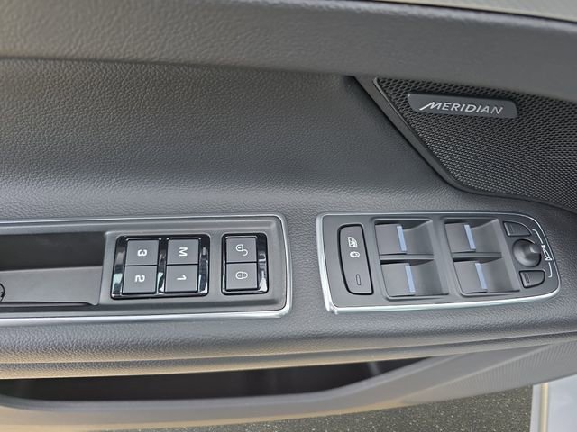 Used 2018 Jaguar XF Premium image 30