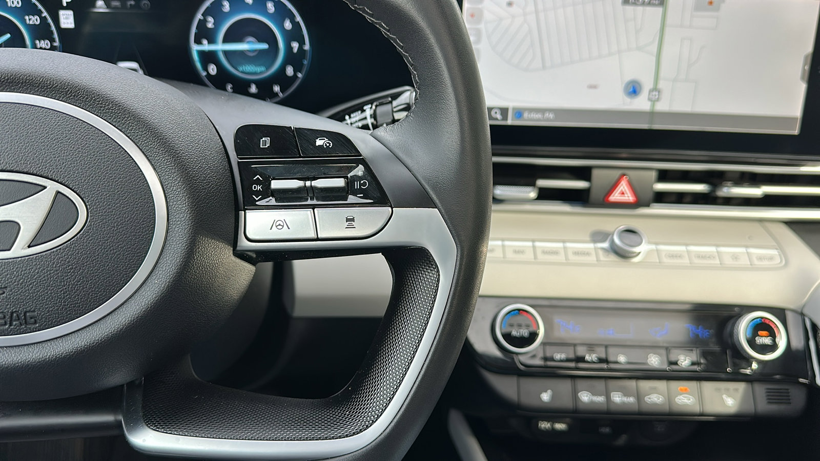 Used 2024 Hyundai Elantra Limited image 16