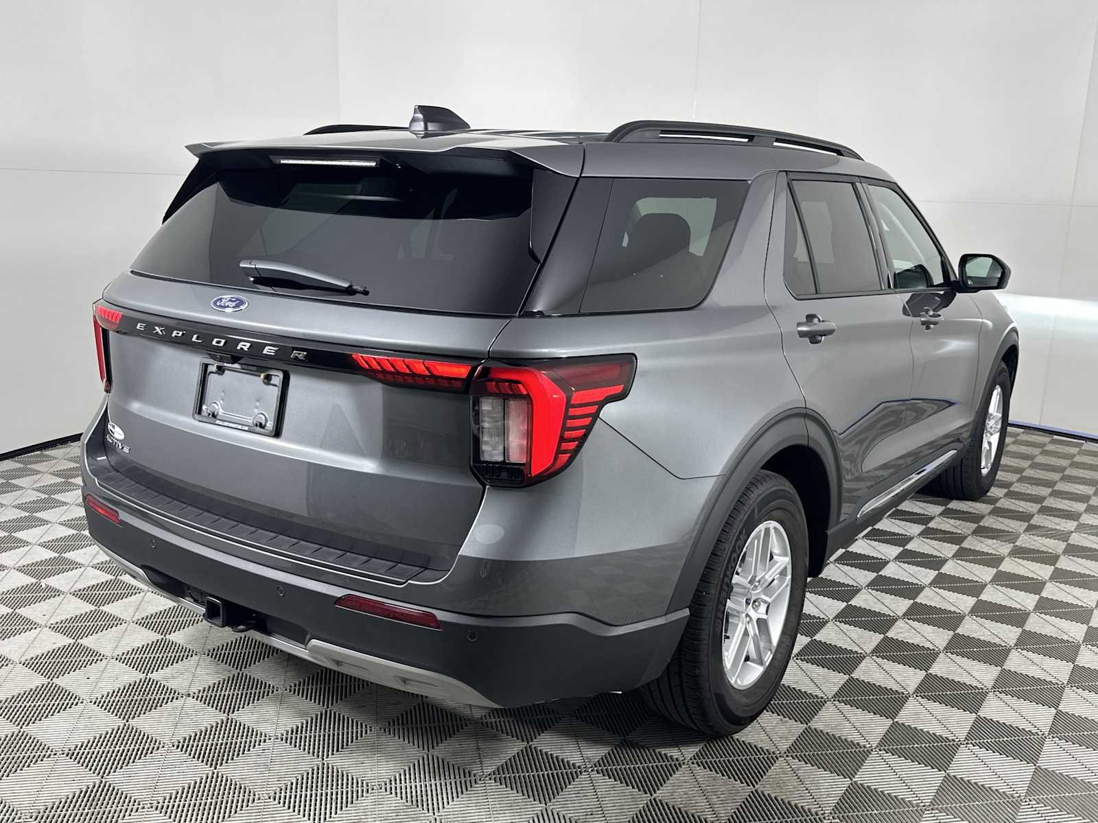 Used 2025 Ford Explorer Active w/ Active Comfort Package RWD image 8