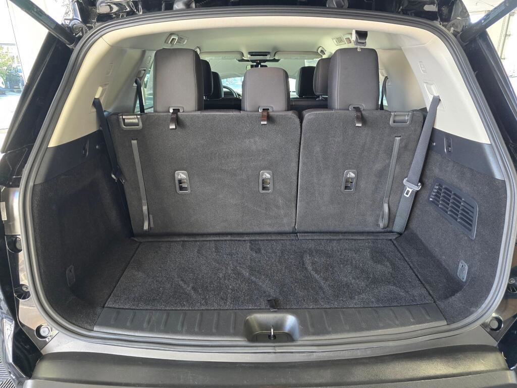 Used 2025 Nissan Pathfinder SV image 16