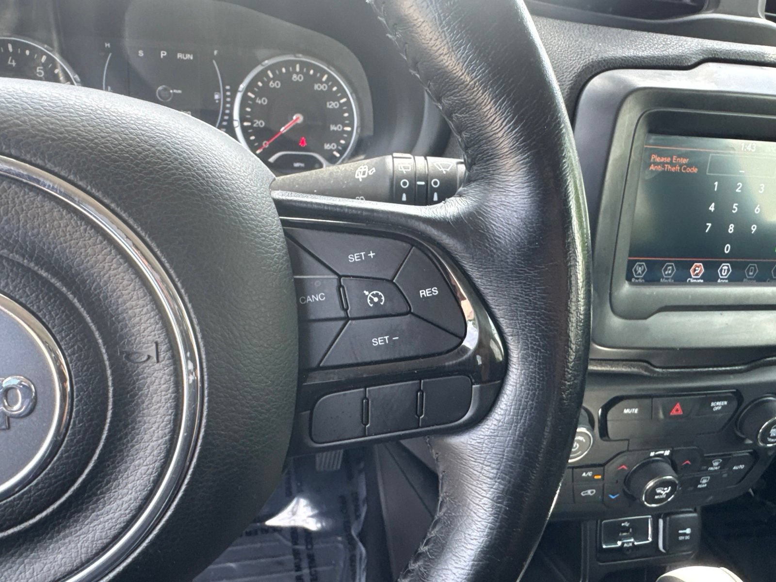 Used 2018 Jeep Renegade Altitude w/ Cold Weather Group FWD image 24