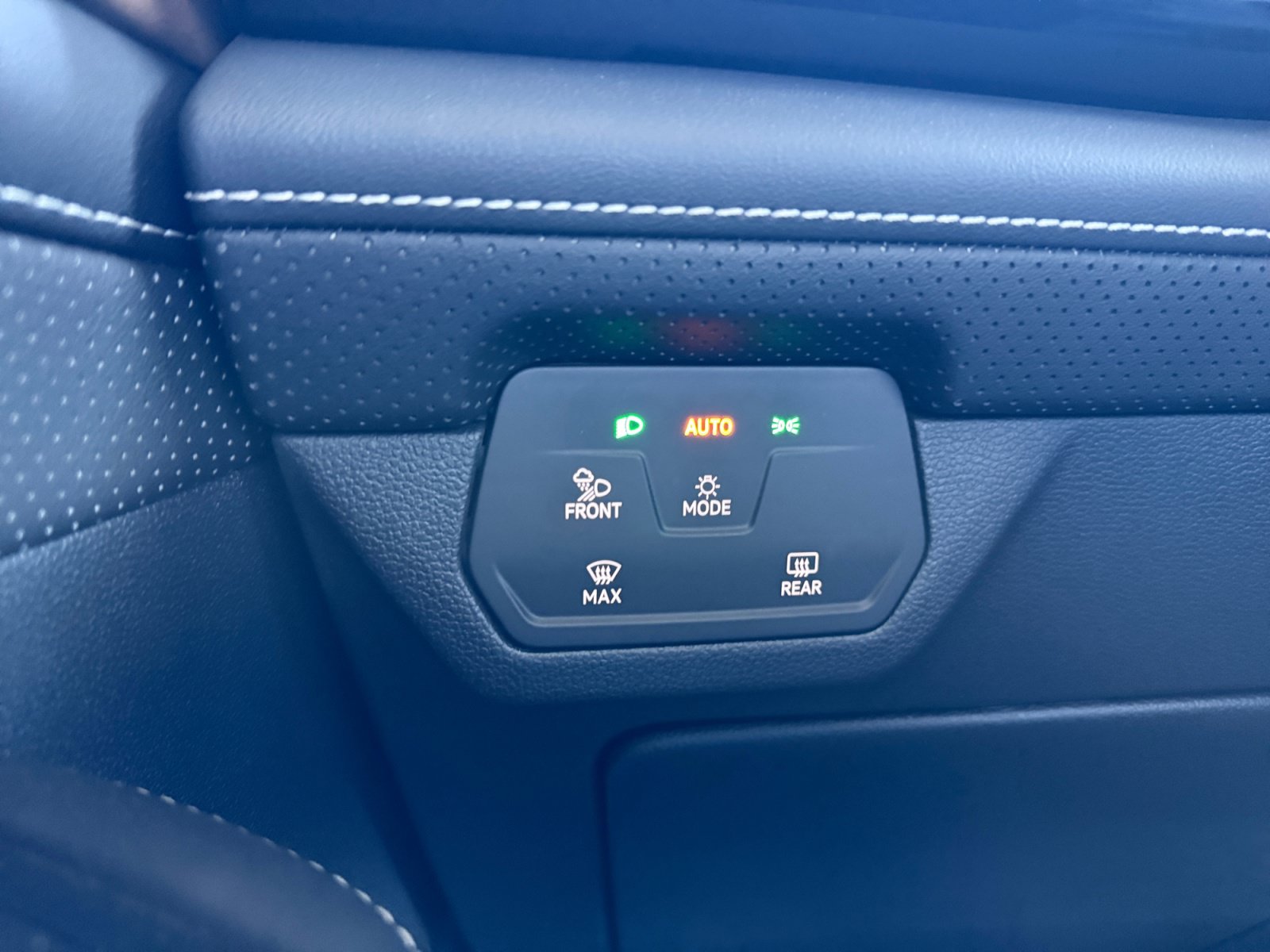 Used 2025 Volkswagen Atlas SE FWD image 19