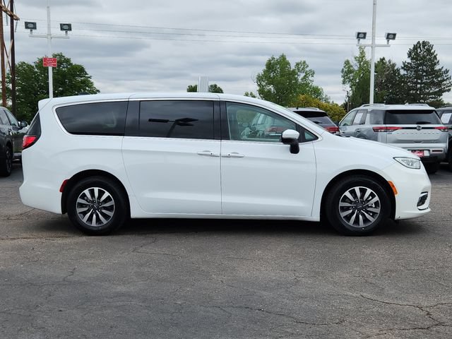 Used 2023 Chrysler Pacifica Touring-L FWD image 2