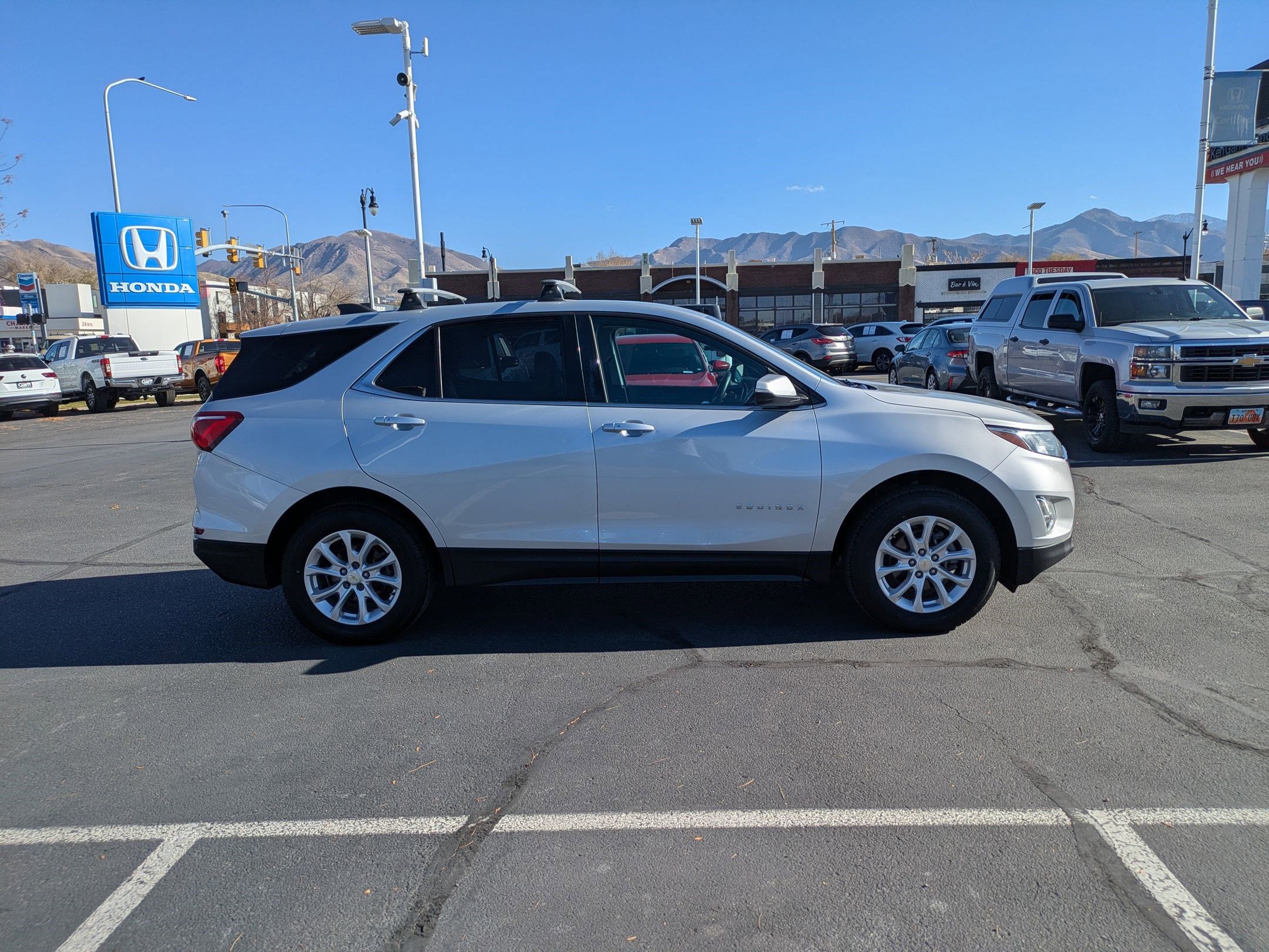 Used 2018 Chevrolet Equinox LT image 2