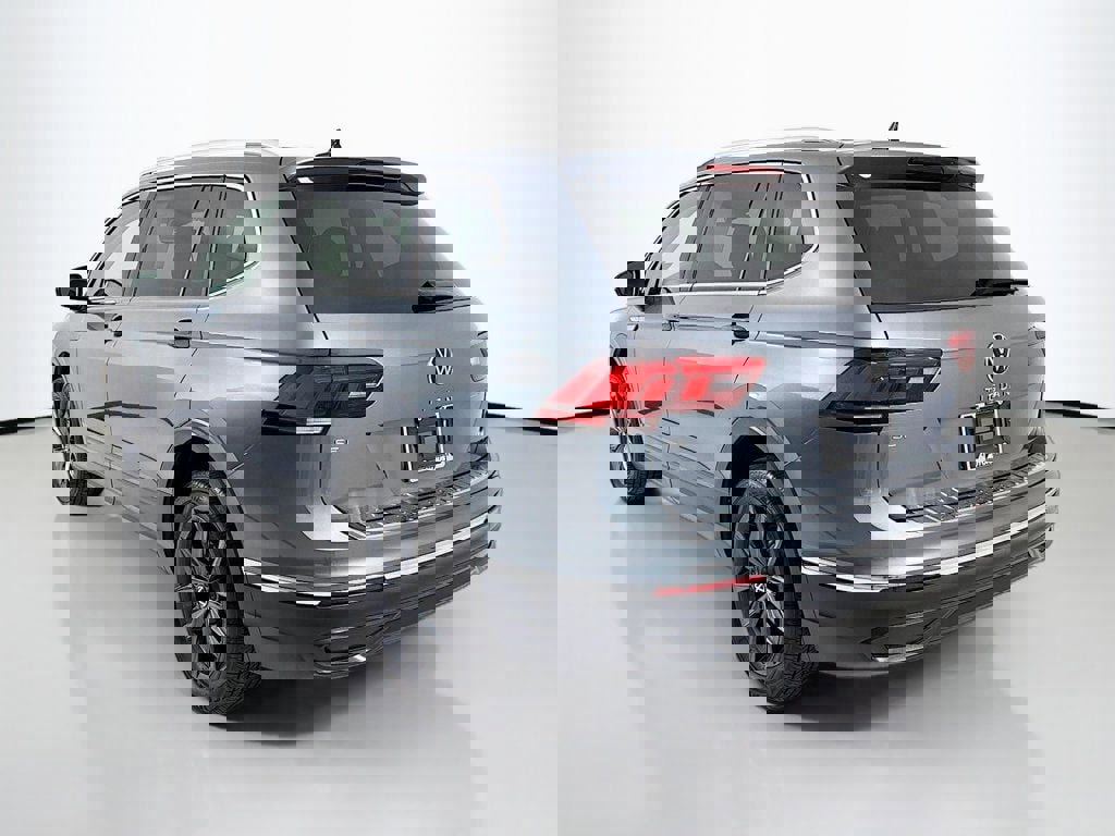 Used 2023 Volkswagen Tiguan SE FWD image 5