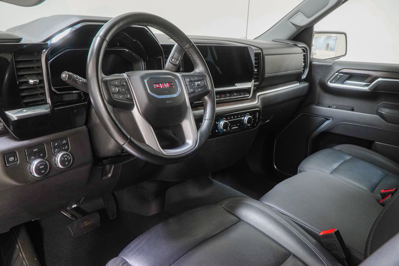 Used 2025 GMC Sierra 1500 SLT AWD/4WD image 19