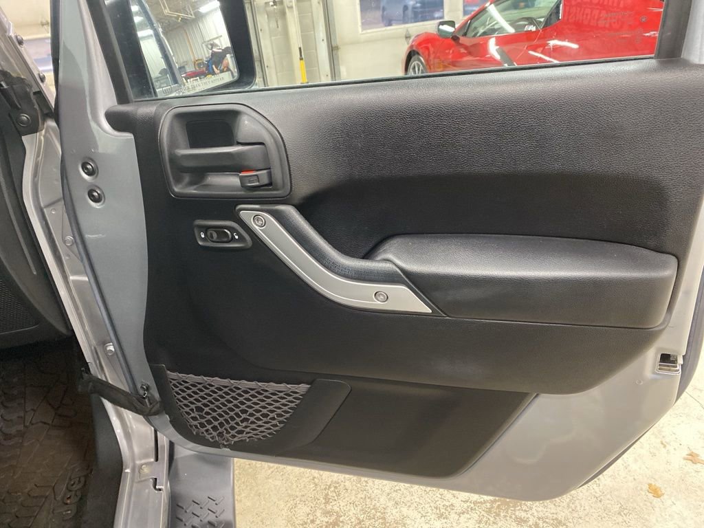 Used 2015 Jeep Wrangler Unlimited Sahara w/ Max Tow Package image 16