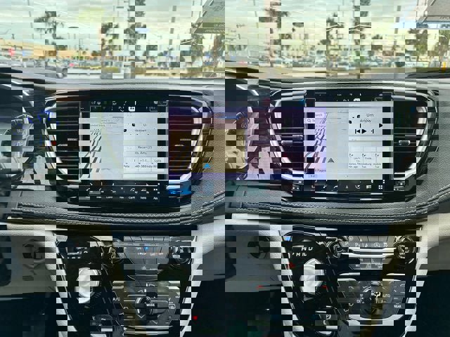 Used 2024 Chrysler Pacifica Limited w/ Uconnect Theater Family Group image 11