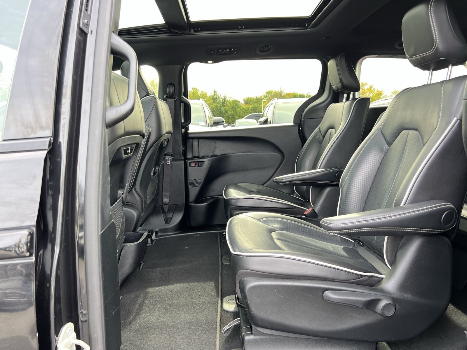 Used 2023 Chrysler Pacifica Limited w/ S Appearance Package FWD image 26