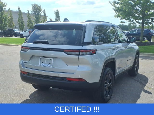Used 2025 Jeep Grand Cherokee Altitude AWD/4WD image 4