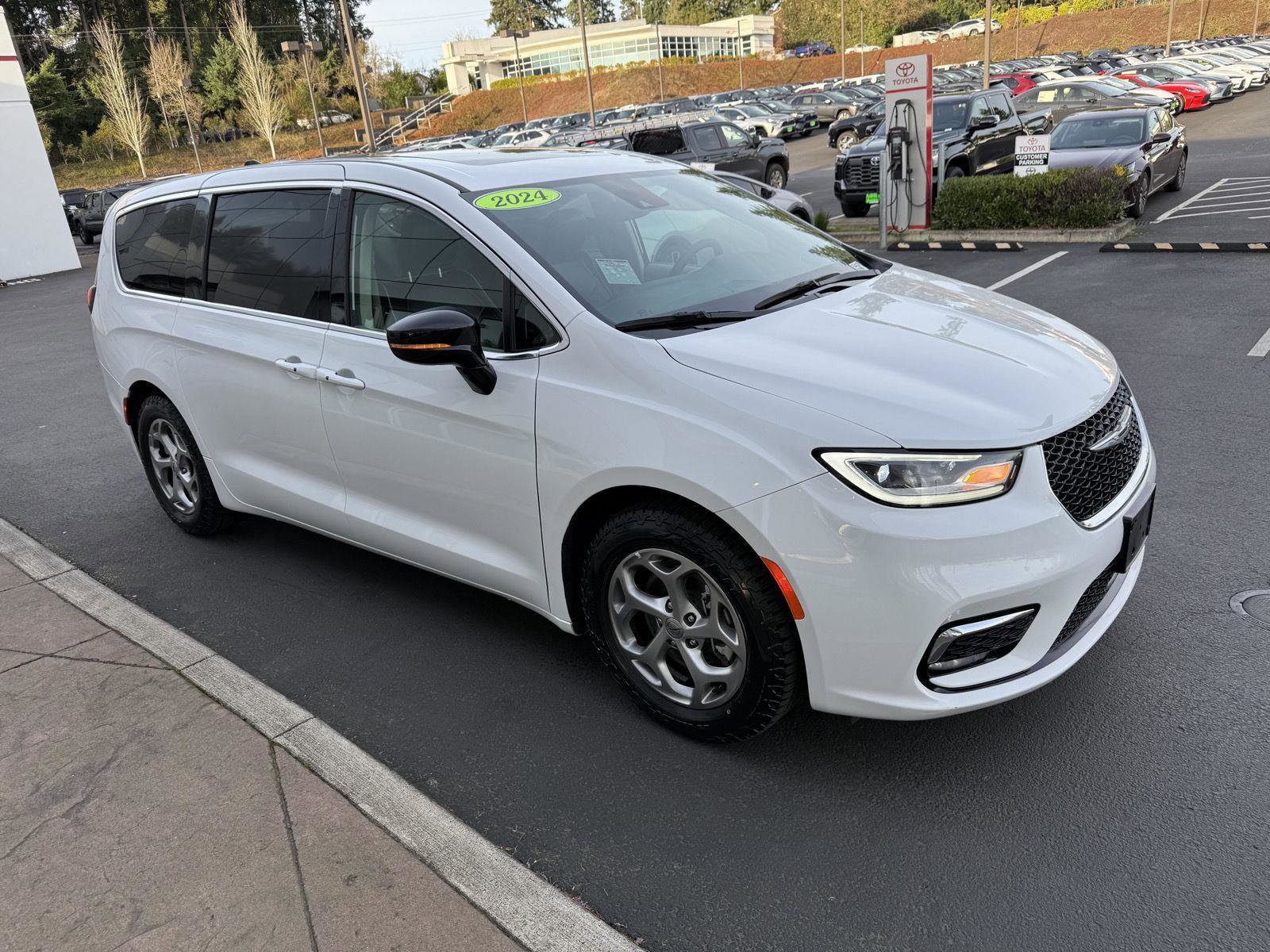 Used 2024 Chrysler Pacifica Limited image 6