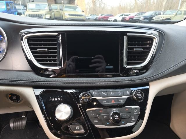 Used 2020 Chrysler Pacifica Limited w/ Tire & Wheel Group image 15