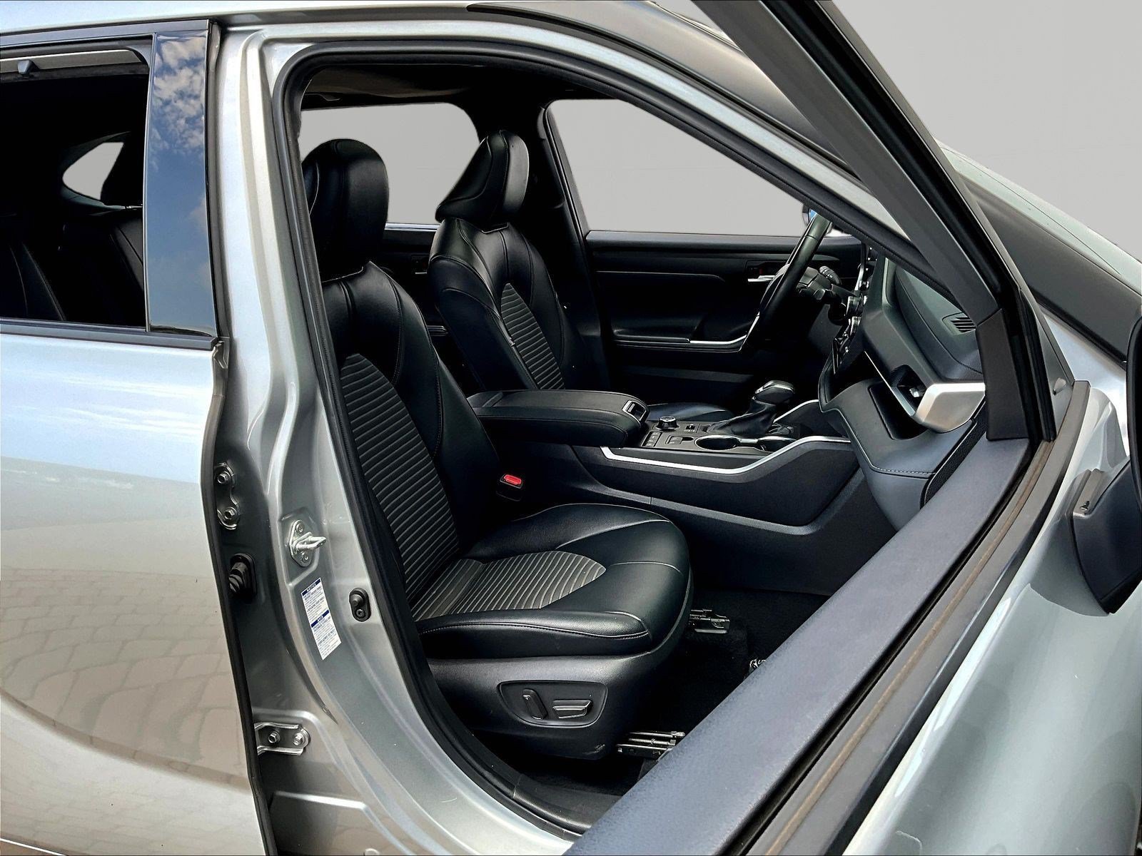 Used 2022 Toyota Highlander XSE AWD/4WD image 30