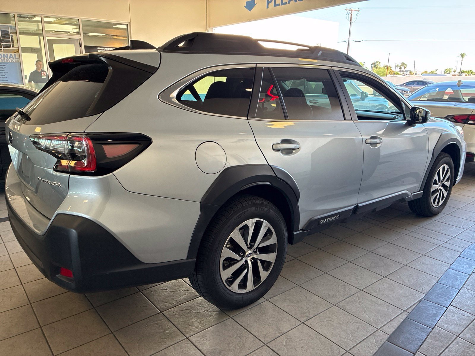 Used 2023 Subaru Outback Premium AWD/4WD image 5
