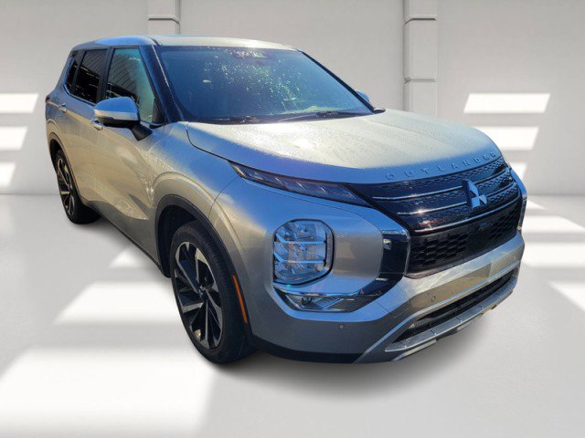 Used 2022 Mitsubishi Outlander SE image 2