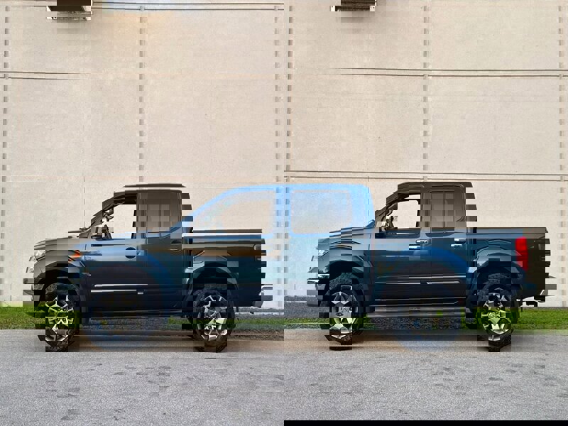Used 2015 Nissan Frontier SL w/ Moonroof Package image 6