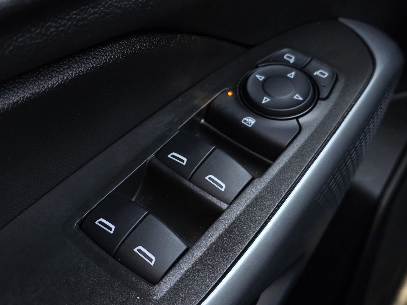 Used 2025 Chevrolet Trax LS w/ LS Convenience Package image 28