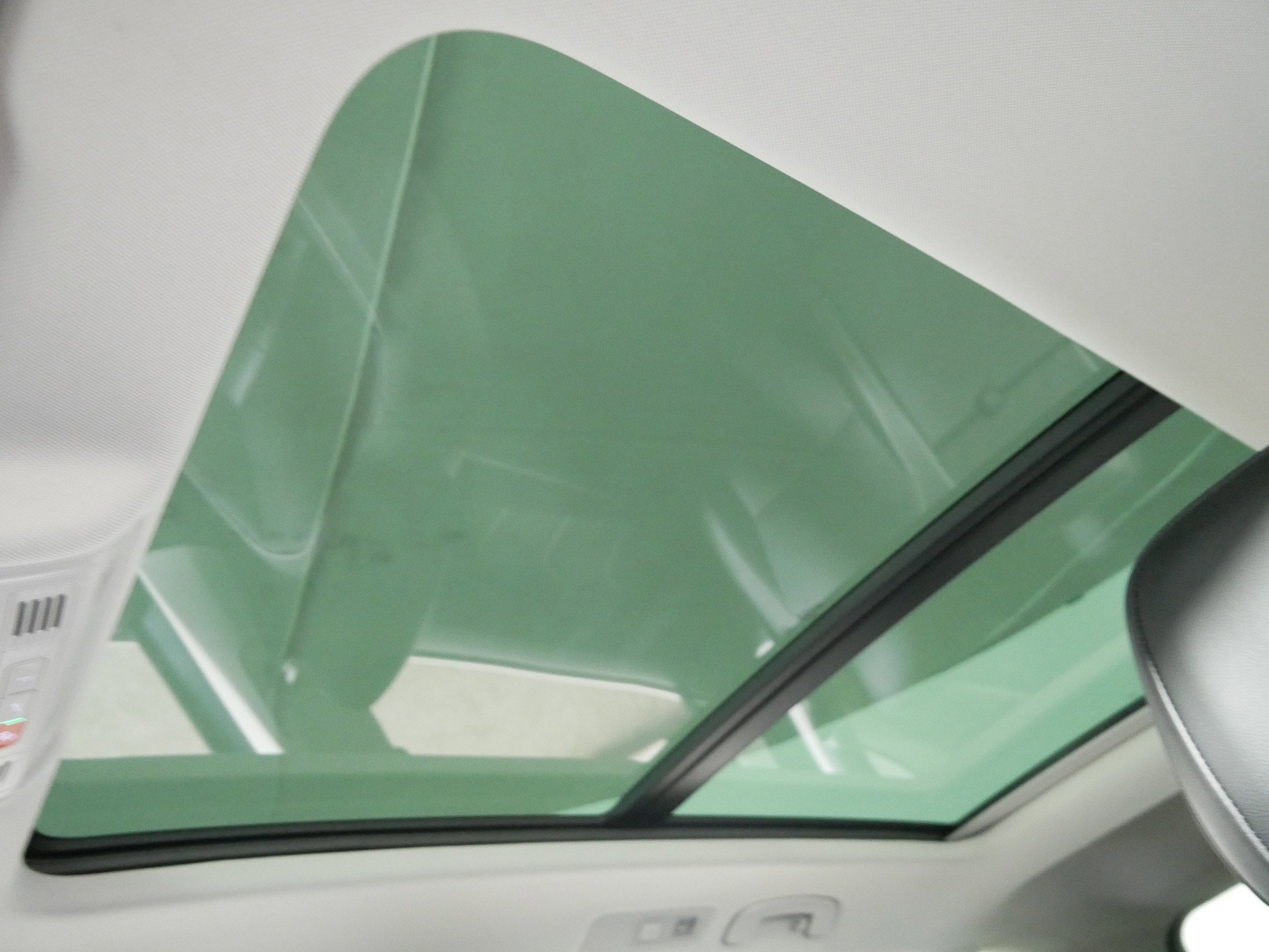 Used 2024 Volkswagen Tiguan SE w/ Panoramic Sunroof Package image 31